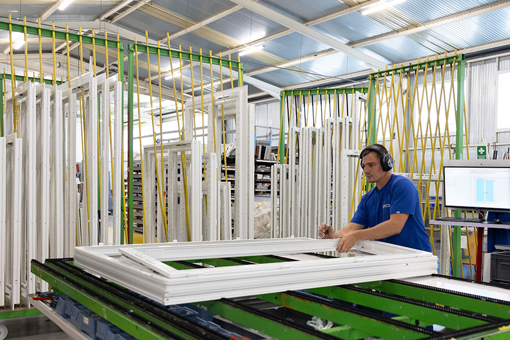 Fabrication d'une fenêtre PVC dans l'atelier Isorol Industrie