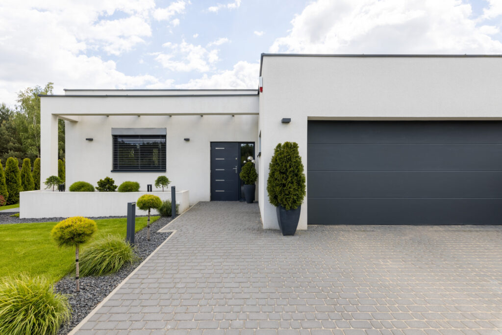 Porte d'entrée et porte de garage installées par Confort et Bois Normandie